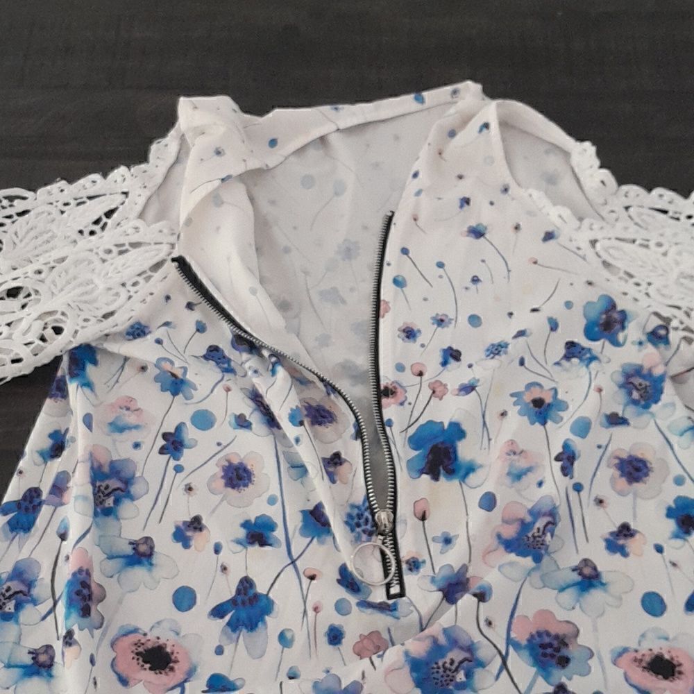 Cut out shoulder blouse - Picture 4 of 5